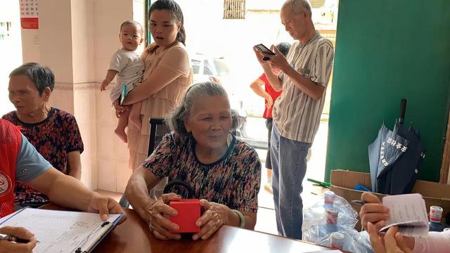 智慧養老·助力幸福 石井社區配備智能手表(圖2) 智慧養老·助力幸福 石井社區配備智能手表(圖2)